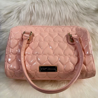 Сумочка Betsey Johnson розовая стеганая с сердечком  - Изображение 1 из 4