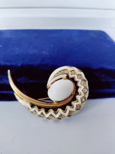 Jomaz Signed White Black Enamel & Rhinestone Comma Brooch - Picture 1 of 9