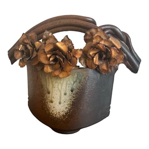 STUDIO KERAMIK KORB MIT BRUTALISTISCHEN KUPFERBLUMEN - Bild 1 von 12