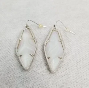 Pendientes colgantes Kendra Scott Bexley tono blanco y plata iridiscente - Imagen 1 de 3