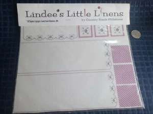 Lindees Little Linens Neu Puppenhaus Lila Blumen Deckchen Set 1:12 - Bild 1 von 2