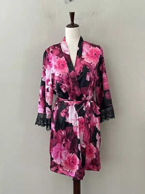 全新带标签! Linea Donatella 女式 L 码 Erina 蕾丝装饰缎面花卉裹身长袍粉色 — 第 1/4 张图片