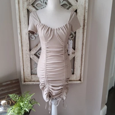 Mini vestido ceñido al cuerpo con cordón frontal acanalado junior casi famoso para mujer en beige Foto 1 de 4