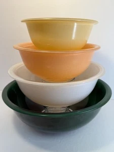 Set di 4 ciotole nido pastello fondo trasparente Pyrex vintage ~ #326, #325, #323, #322. - Foto 1 di 24