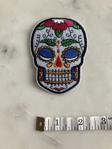 Mehrfarbiger Totenkopf - gestickter Bügelbild Patch - Bild 1 von 4