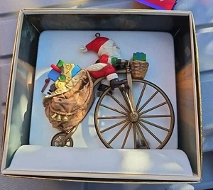 VINTAGE Punzone 1982 "CYCLING SANTA" ORNAMENTO CON SCATOLA - Foto 1 di 2