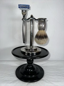 The Art of shaving Engraved Razor with Stand And Silver Tip Badger shaving brush - Picture 1 of 8