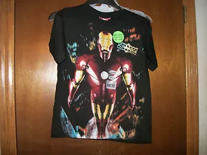 T-shirt Iron Man Blasting off nera nuova con etichetta tg 10-12 brilla al buio - Foto 1 di 1