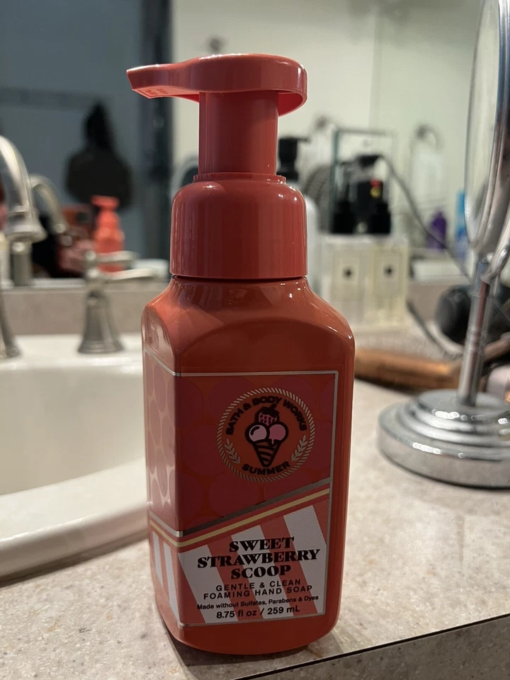 BATH & BODY WORKS GENTLE FOAMING HAND SOAP Sweet Strawberry Scoop (U/5028) - Image 1 of 1