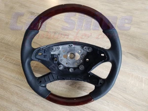 VOLANTE MERCEDES W221 MADERA Y CUERO - NOGAL OSCURO sobre LE PERFORADO NEGRO - Imagen 1 de 6