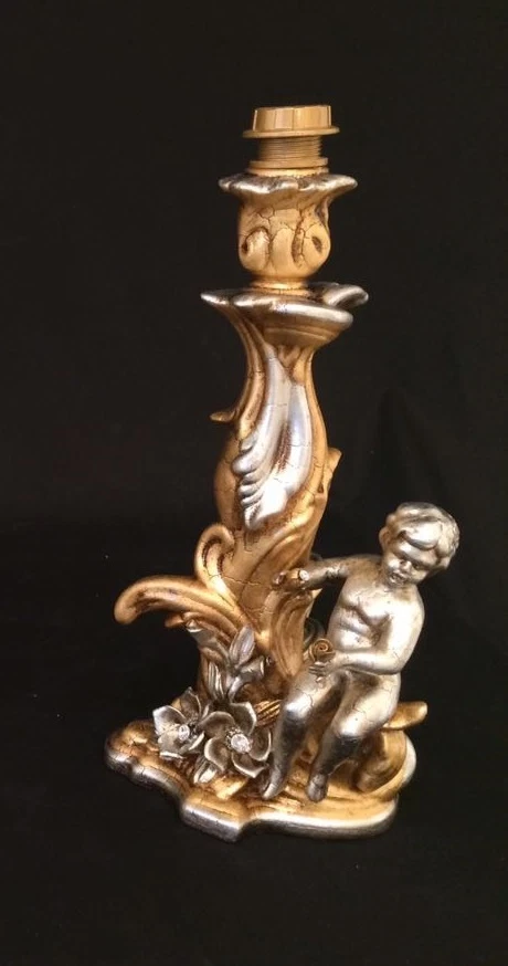 LUME PICCOLO DESTRO CON ANGELI E ROSE IN CERAMICA FOGLIA ORO E ARGENTO CRISTALLI - Immagine 1 di 1