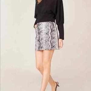 BB Dakota Python The Prowl Taupe Snake Print Faux Leather Mini Skirt Sz 10 Gift - Picture 1 of 12