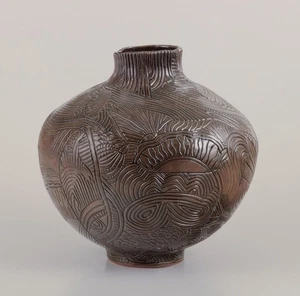 Christina Muff, contemporary Danish artist. Unique stoneware vase with carvings. - Picture 1 of 9