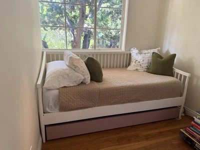 Caja y barril Hampshire husillo madera blanca niños cama doble con nido Foto 1 de 4