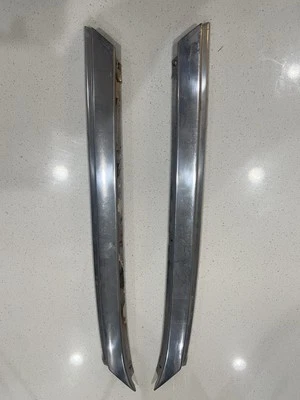 Chevy Impala 1963,1964 2 puertas techo rígido molduras de pilar A diestro y derecho original GM OEM. Foto 1 de 4