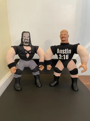 Pelúcia The Undertaker & Stone Cold Bone Crushing Buddies 17" WWF/WWE 1998 Jakks - Imagem 1 de 4