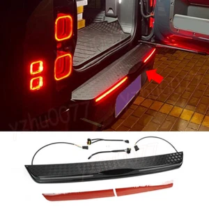 Cubierta de umbral trasero exterior negra con luces de freno para Land Rover Defender 2020-2024 - Imagen 1 de 8