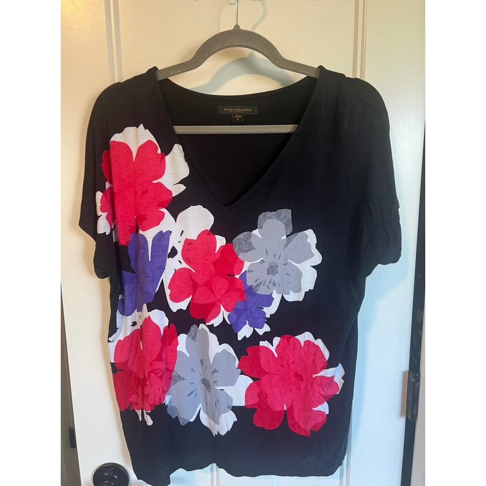 Top informal de manga corta con cuello en V estampado floral Donna Karan, negro, talla grande para dormir Foto 1 de 1