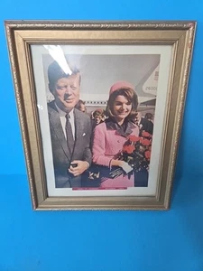 Presidente Johb F. Kennedy con esposa Jackie en el aeropuerto llegada septiembre 1963... - Imagen 1 de 3