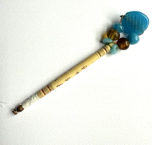 ANTIQUE VICTORIAN LACE BOBBIN. NAMED 'DEAR JANE'. WITH SPANGLES - Picture 1 of 5