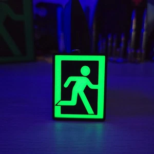 Tarkov Extraction Keyring – Glow-in-the-Dark Symbol, 8cm Gamer Gift - Picture 1 of 2