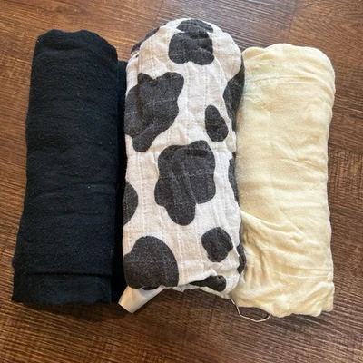 Lote de tres mantas Baby Tula Swaddle, estampado de vaca, blanco roto y negro. Foto 1 de 4