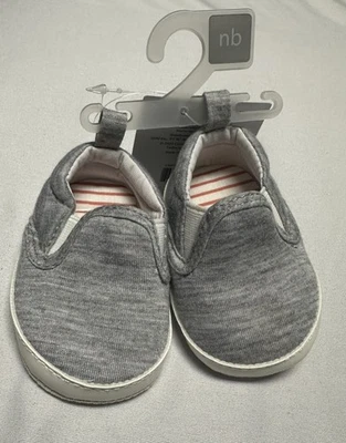 Zapatos de bebé CARTERS Child of MINE sin cordones gris y blanco talla RECIÉN NACIDO. Nuevo con etiquetas Foto 1 de 4