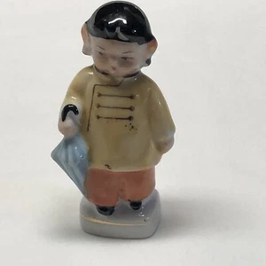 Estatuilla de porcelana de Japón niño azul paraguas sello trasero vintage 3,25" de alto feliz - Imagen 1 de 7
