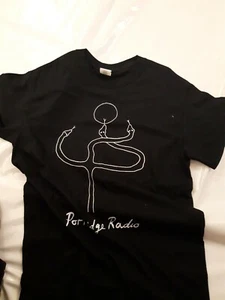 Camiseta Gildan para hombre. Negro. Logo. Manga corta. Talla pequeña - Imagen 1 de 5