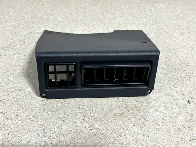 Черный оригинальный комплект б/у угловых вентиляционных отверстий для приборной панели 84-88 Pontiac Fiero - Изображение 1 из 3