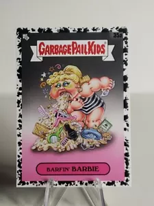 2024 Garbage Pail Kids Serie 1: Kids At Play Black Parallel 35a Barfin' Barbie - Imagen 1 de 2