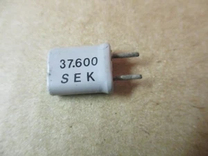 SEK 426 Radio Crystal 37.600 MHz 1mm X 6mm long X 5mm Spaced Leads Vtg - Zdjęcie 1 z 2