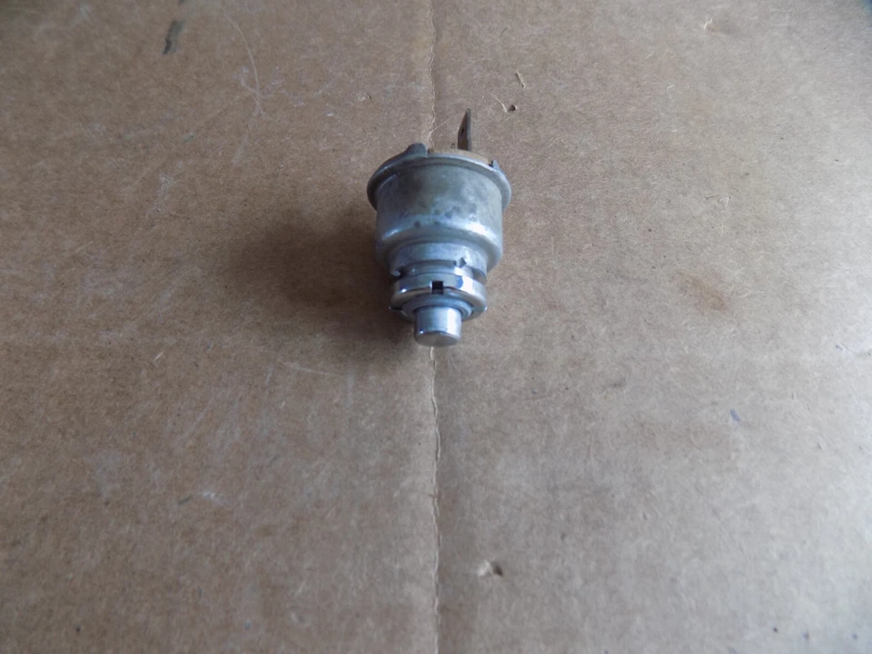 1973 CHRYSLER NEWPORT BOTÃO DE LIBERAÇÃO DE PORTA-MALAS ELÉTRICO - Imagem 1 de 4