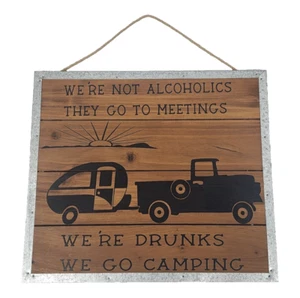 Lustiges Campingschild, Wir sind keine Alkoholiker Wir sind betrunken Schild, Holzschild 16"X14" - Bild 1 von 6