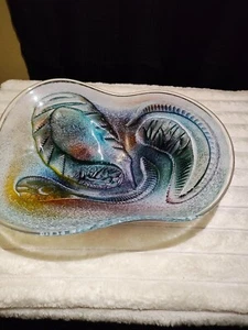 ABSTRAKTE ROBINSON SCOTT MUNDGEBLASENE KUNSTGLASSCHALE 2002 PRÄHISTORISCHES FOSSIL MOTIV - Bild 1 von 2