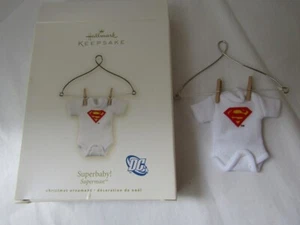 Hallmark Keepsake Ornament DC Comics Superman Superbaby traje de bebé, de 2008 - Imagen 1 de 11