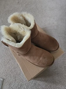 UGG Damen Doppelschleife Mini Stiefel Größe 11 Kastanie mit Karton - Bild 1 von 7