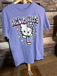 T-shirt Hello Kitty viola media manica corta grafica ha macchie, vedi foto - Foto 1 di 4