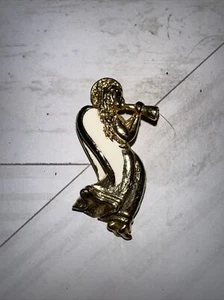 Broche prendedor de solapa de cuerno soplador ángel vintage grande tono dorado y blanco - Imagen 1 de 3