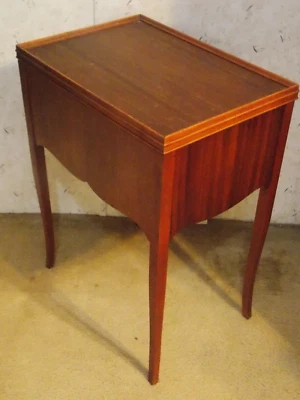 Antigua mesa auxiliar francesa, mesita de noche, 2 cajones madera de cerezo Foto 1 de 4