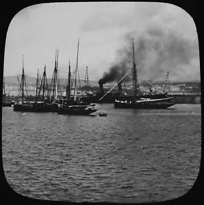 SHIPS IN DOUGLAS HARBOUR ISLE OF MAN C1890 VICTORIAN PHOTO Magic Lantern Slide - Foto 1 di 3