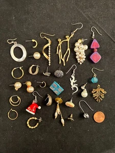 Lotto di 28 orecchini SINGOLI moda traforati, mix di vintage - contemporanei - Foto 1 di 9