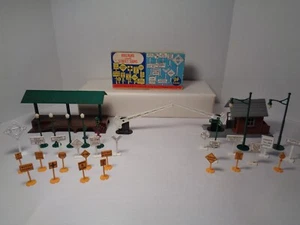 PLASTICVILLE ACCESSORI VINTAGE DA PISTA. BARACCOPOLI,CANCELLI DA ATTRAVERSAMENTO,LAMPIONI,INSEGNA. - Foto 1 di 13