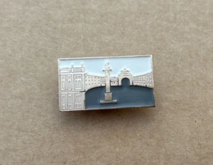 TRAFALGAR SQUARE LONDON BADGE - Picture 1 of 2