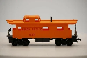 TYCO HO Scale 33' Union Pacific Caboose, Yellow #1654 1:87 Scale - Picture 1 of 5