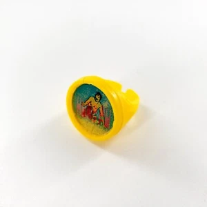 Bruce Lee Kung Fu Lenticular Flicker Gumball Ring Not Separated Yellow Very Rare - Picture 1 of 6