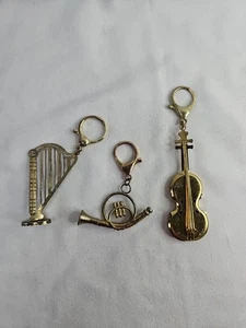 Juego de 3 Llaveros Musicales Latón 3.75" Viola, 2.5" Arpa, 2" Cuerno Francés Metal - Imagen 1 de 7