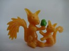 Altfigur / Eichhörnchen mit Junges essen Eis