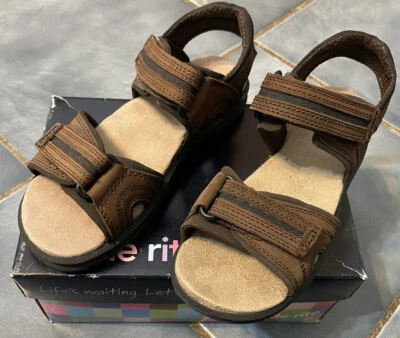 Sandalias Stride Rite Wyatt marrón oscuro para niños YB23788 talla 2 M NUEVAS Foto 1 de 4