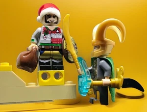 CHRISTMAS WINTER SOLDIER MOC + LOKI MARVEL & WEAPONS IN LEGO PEDESTAL ADDED - Imagen 1 de 5